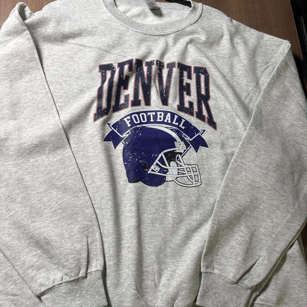 Gray Gildan crewneck sweatshirt size XL